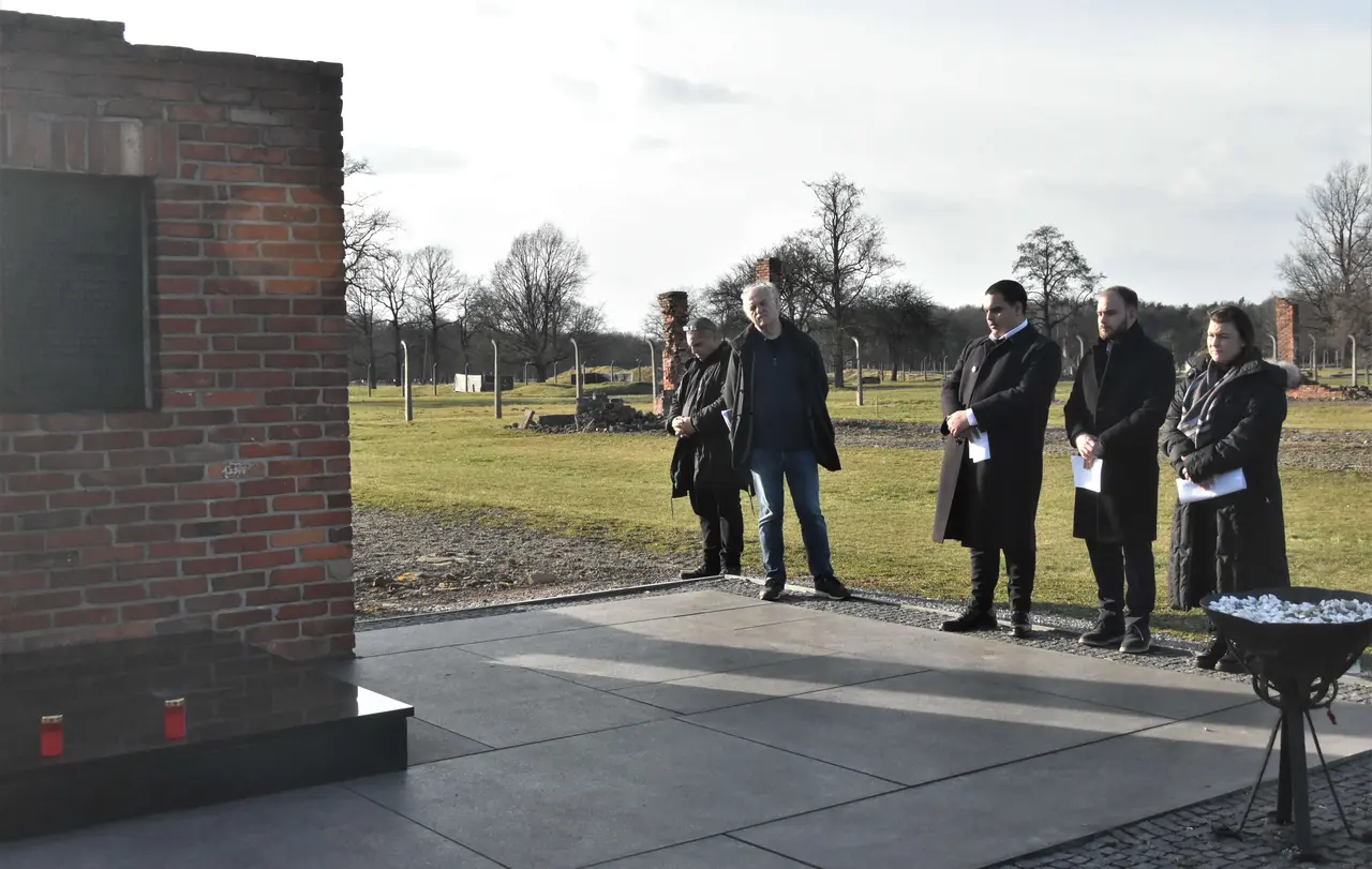 An einem Gedenkstein in der Gedenkstätte Auschwitz hat die Gruppe bei einer Gedenkfeier den ermordeten Sinti und Roma gedacht.
