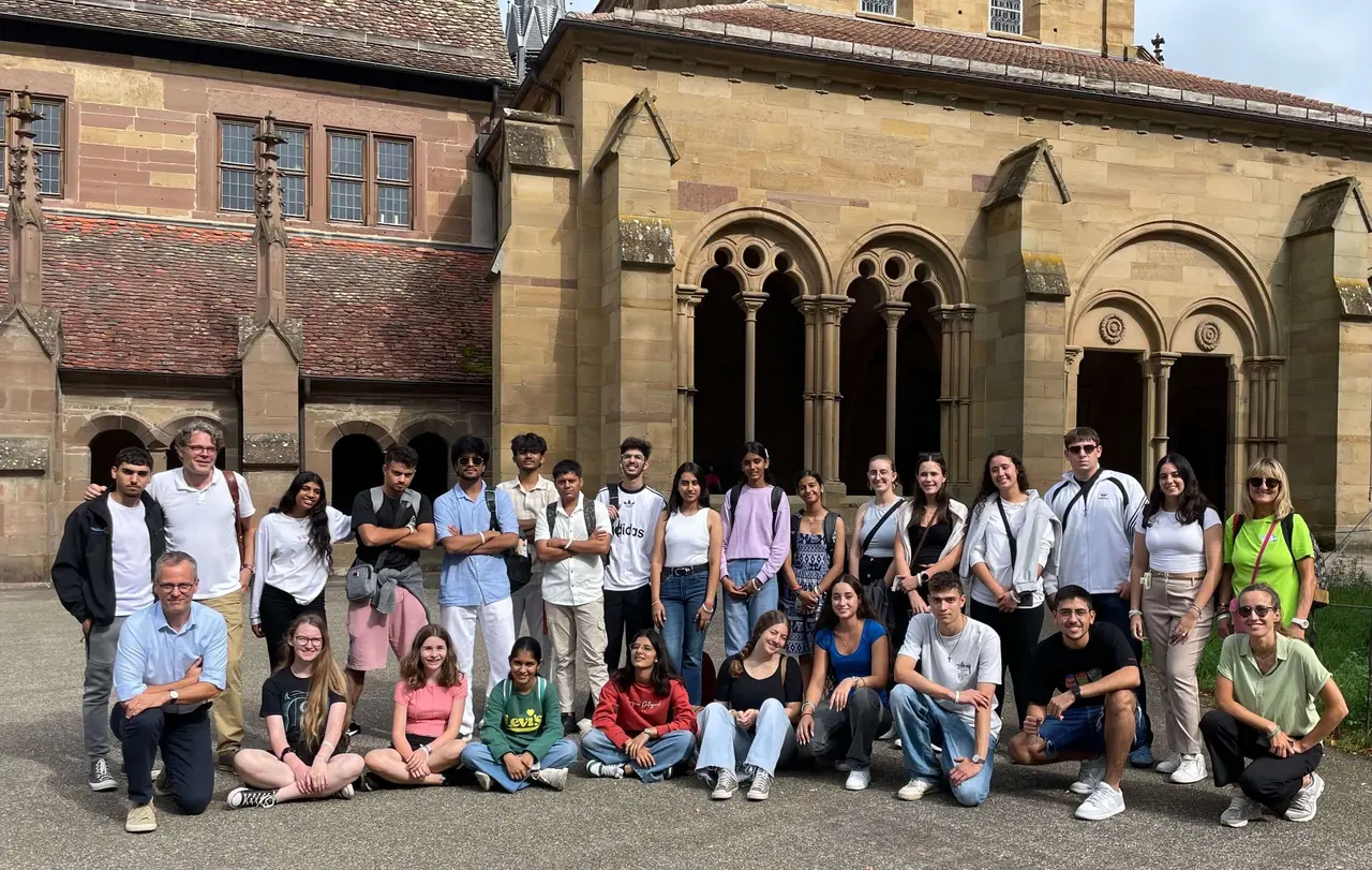 Die SCORA-Gruppe vor Kloster Maulbronn.