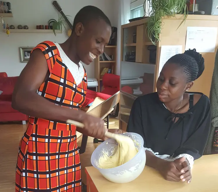 Elizabeth und Irene versuchen sich am Spätzleteig