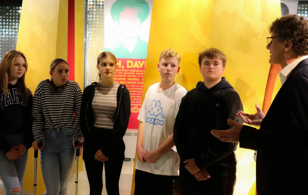 Konfis aus der Evangelischen Kirchengemeinde Hermaringen haben zusammen mit Landesbischof Ernst-Wilhelm Gohl das Bibliorama besucht.