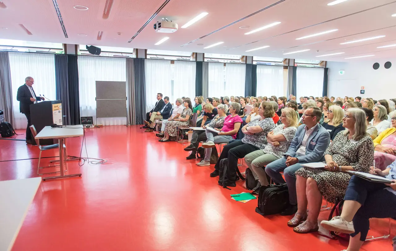 erster Tag der AGL Oberkirchenrat Christian Schuler dankt den Anwesenden für ihren Einsatz