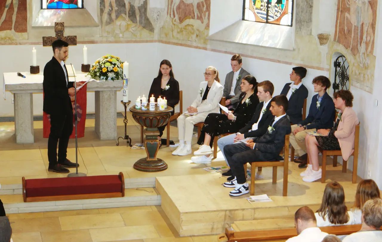 Philipp Kuch wendet sich bei der Konfirmation 2022 in der Martinskirche in Gruibingen im Namen des Kirchengemeinderats mit einem Gruß an die Konfirmandinnen und Konfirmanden. Er erklärt: „Ich wollte ihnen mitgeben, dass ihr Glaube sie ständig begleitet, egal, wohin sie ihre Wege führen, aber wir als ihre Gemeinde immer als sicherer Heimathafen da sein werden. Auch wenn sie in den nächsten Jahren vielleicht nicht mehr in der Gemeinde sind, sind sie jederzeit wieder willkommen, wenn sie zurückkommen.“ Die Aufgabe übernahm er schon zum dritten Mal.