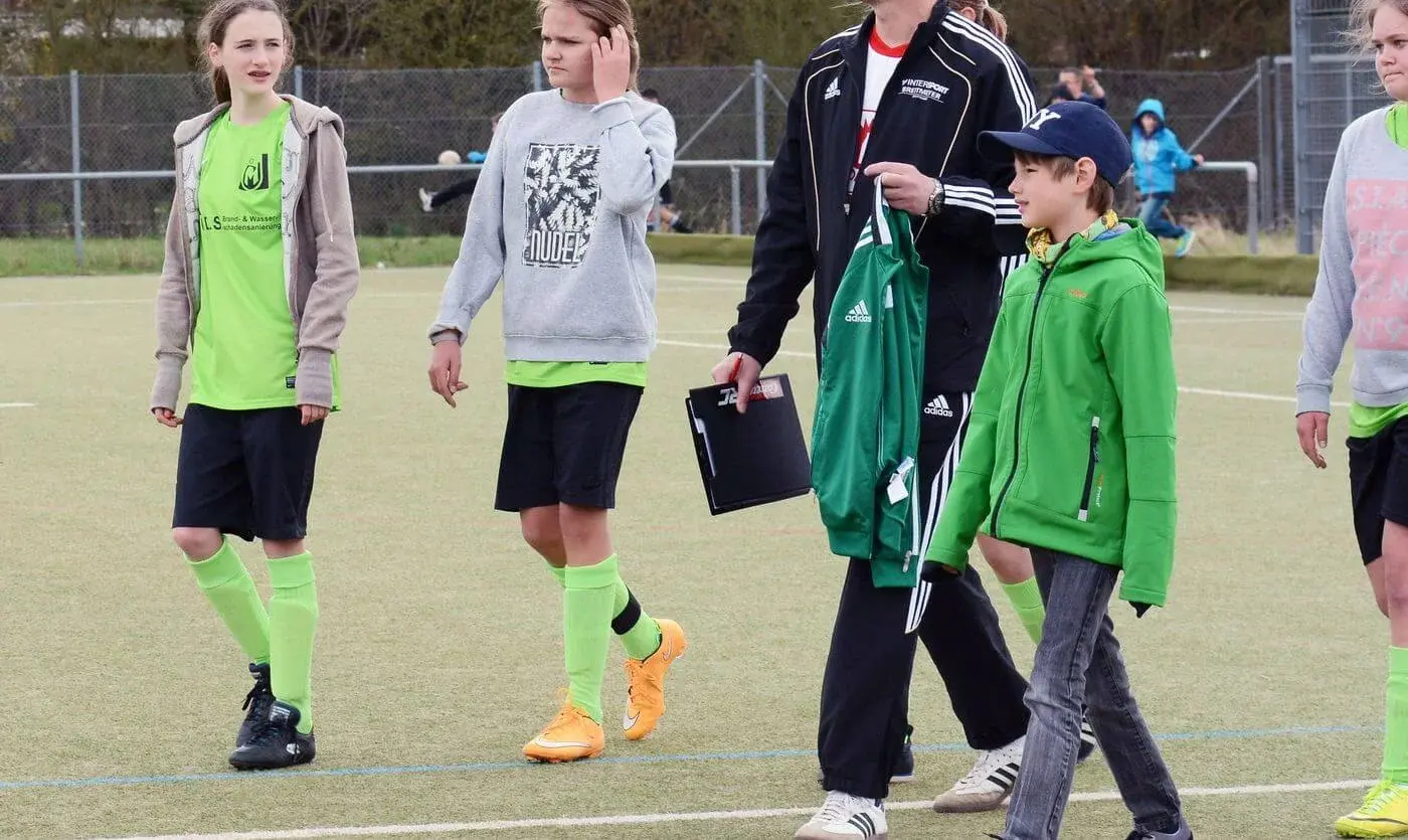 Pfarrer Adrian Rölle zusammen mit den Mädels aus dem Team.
