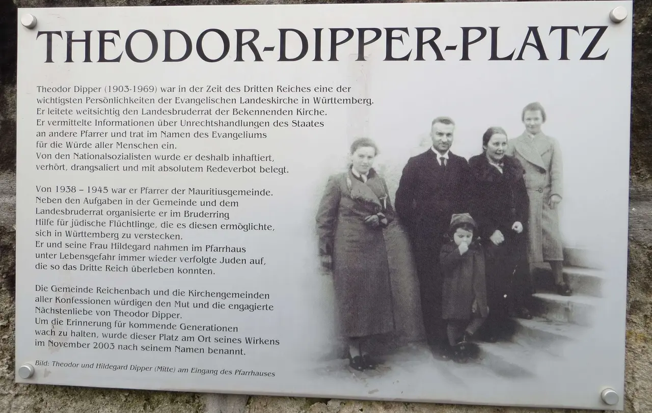 Eine Gedenktafel am Theodor-Dipper-Platz vor der Kirche in Reichenbach erinnern an den Pfarrer und seine Frau Hildegard.
