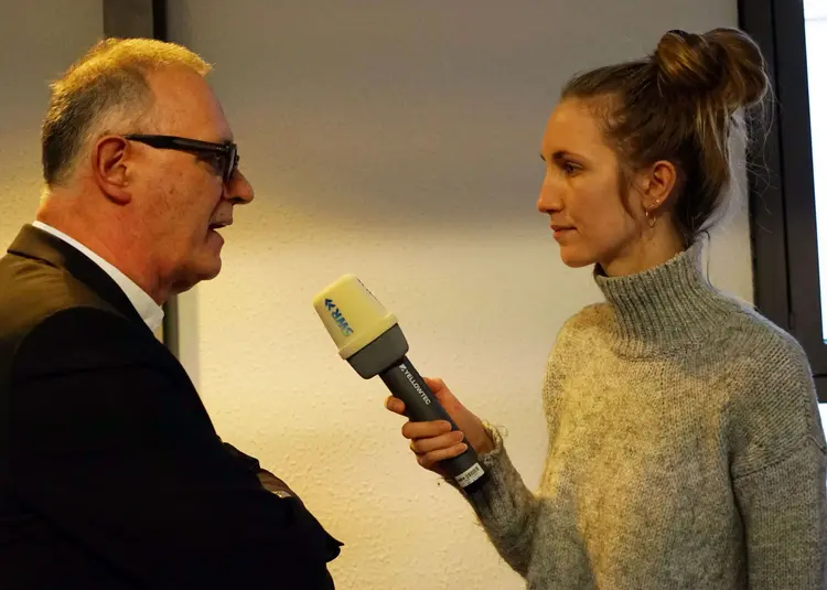 SWR-Reporterin Lea Jansky hakte nach dem Werkstattgespräch bei Landesbischof Dr. h. c. Frank Otfried July noch einmal nach.