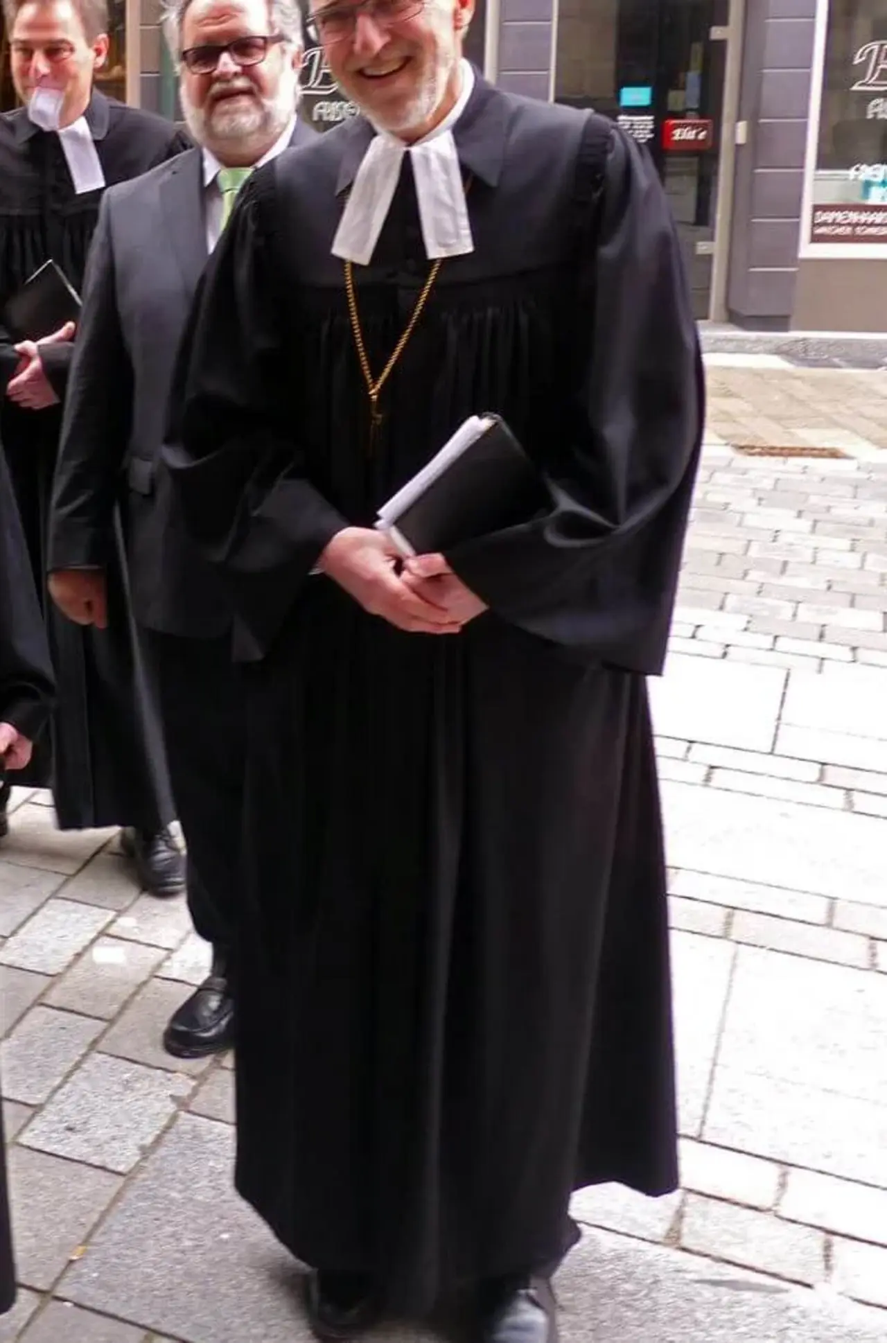 Ines Fischer (2vl) und Prälat Dr. Christian Rose (rechts).