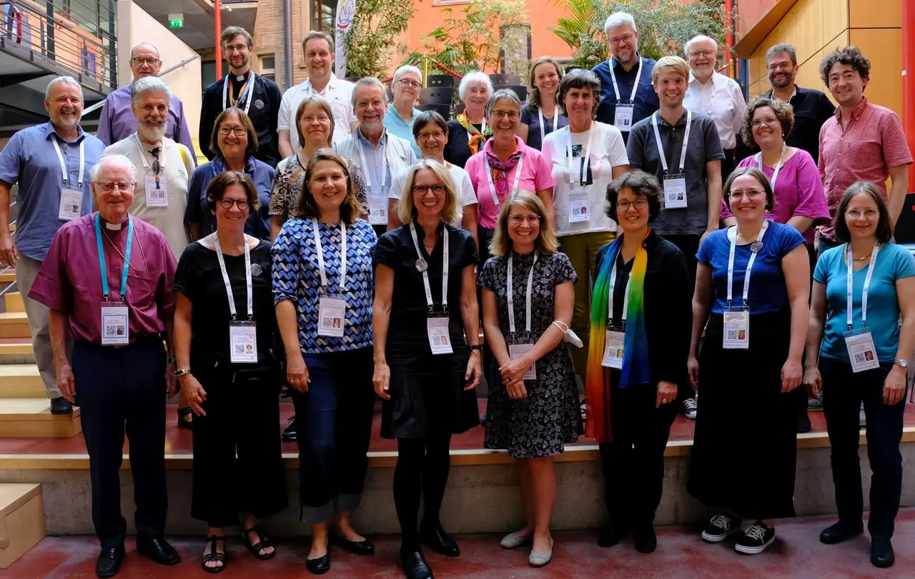 Die Botschafterinnen und Botschafter, Multiplikatorinnen und Multiplikatoren der württembergischen Landeskirche bei der Vollversammlung des ÖRK in Karlsruhe.