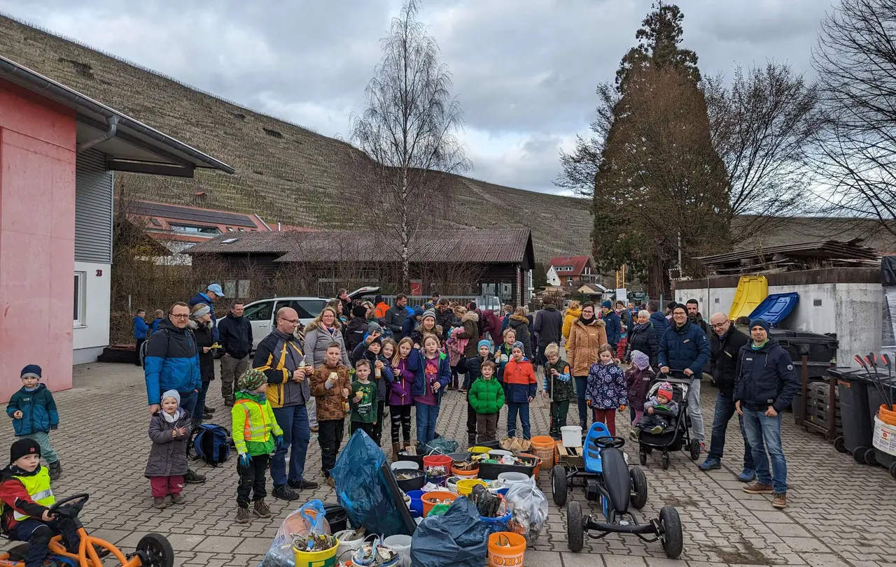 Kürzlich hat „familiendings“ eine Verschönerungsaktion in Mundelsheim organisiert. Rund 90 Kinder und Erwachsene haben teilgenommen.