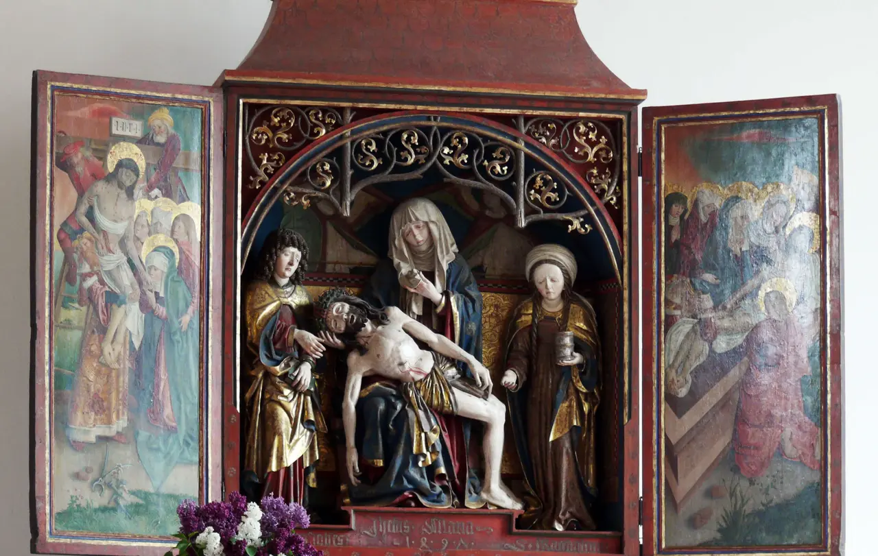 Der 1497 geschaffene Monakamer Altar fällt beim Betreten der Kirche als erstes auf.