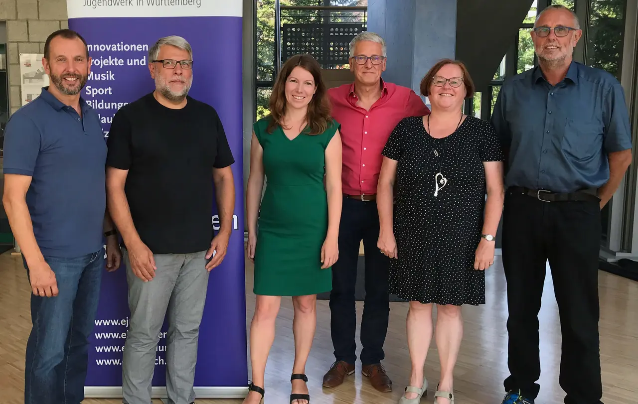 Dr. Anna Christmann MdB (Bündnis 90/Die Grünen) zu Besuch im EJW (von links nach rechts); Dieter Braun (Fachlicher Leiter des EJW), Eberhard Fuhr (Pressesprecher des EJW), Dr. Anna Christmann (MdB), Robby Höschele (Jugendpolitik), Ursel Braun (Freiwilligendienst), Klaus Stoll (Freiwilligendienst)