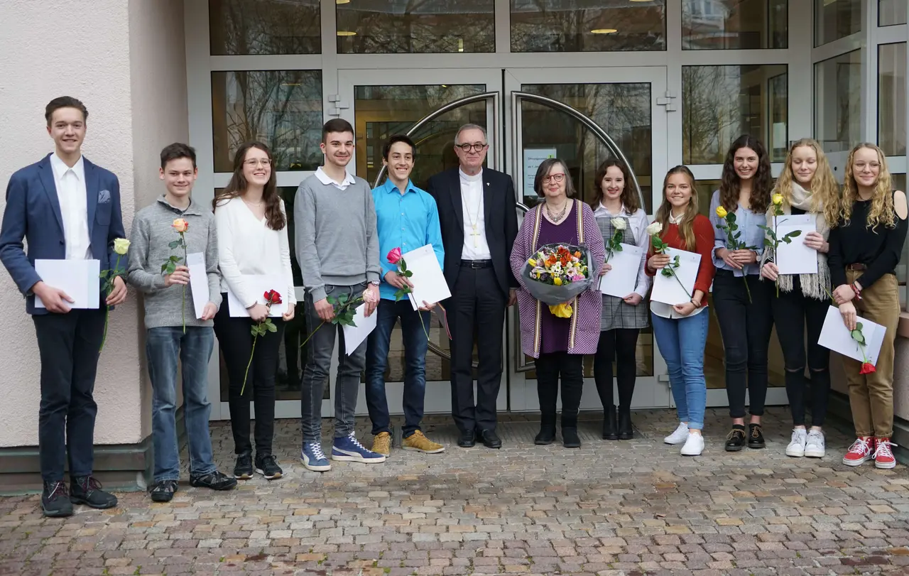 Preisträger des 16. Schülerwettbewerbs "Christentum und Kultur" mit Landesbischof July und einer Lehrerin