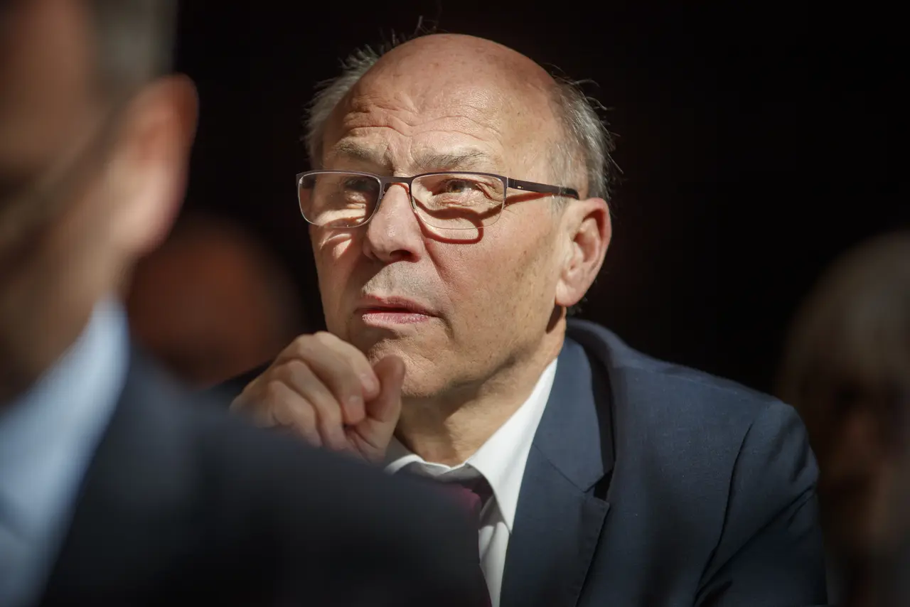 Stets konzentriert bei der Sache - Werner Baur bei seiner letzten Synodaltagung im Frühjahr 2018 im Stuttgarter Hospitalhof.