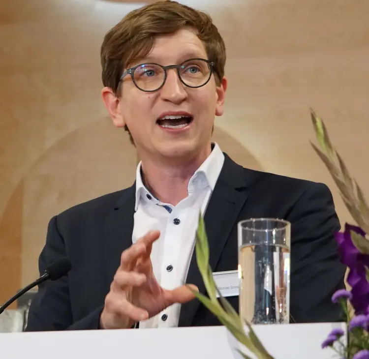 In seinem Alter gebe es kaum einen, der in der Kirche bleibe, weil es ein landeskirchliches Leuchtturmprojekt gebe oder die Verwaltung besonders effektiv sei, sagt Michael Schneider.