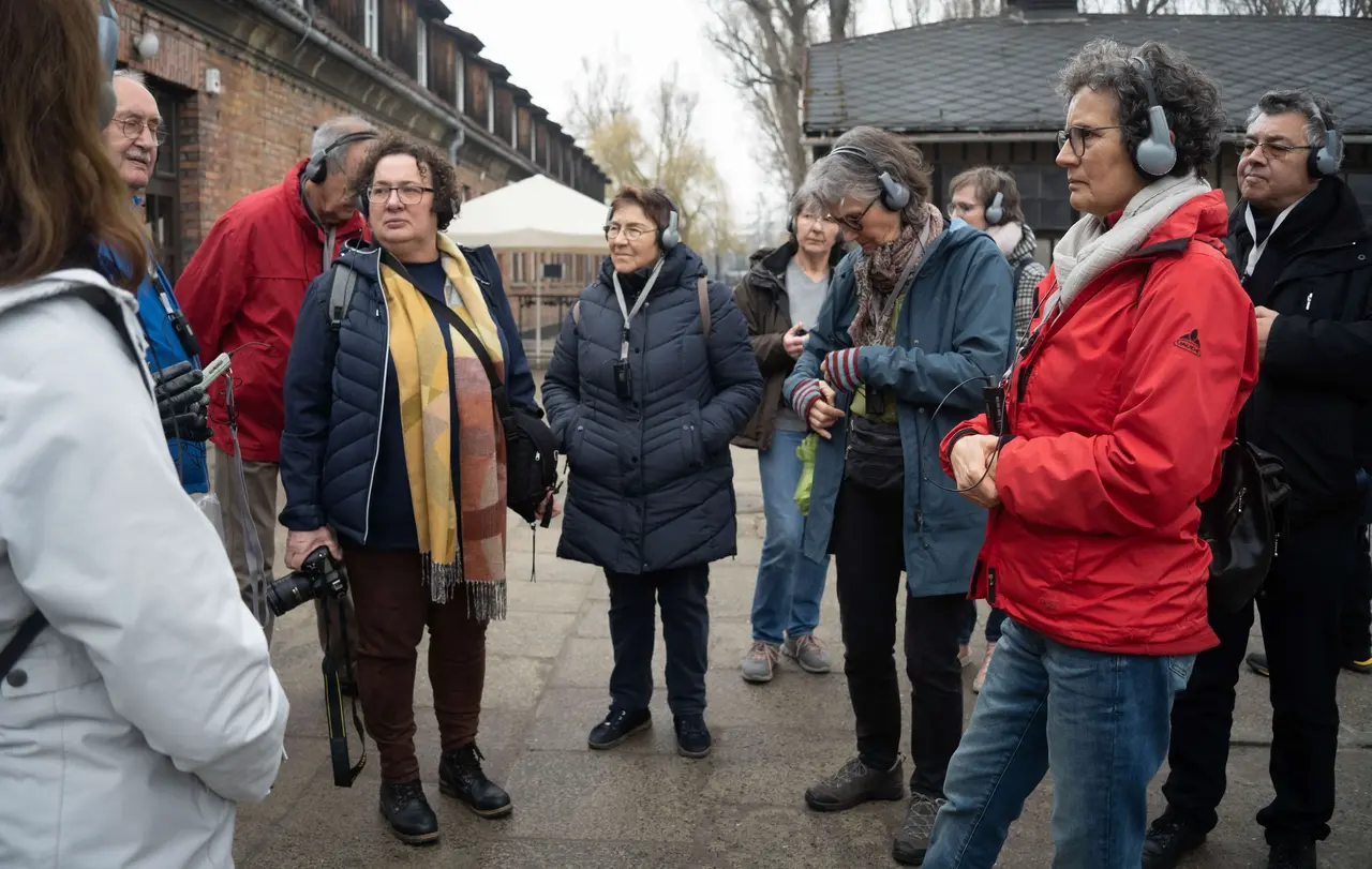 Mit einer Gruppe hat Silke Stürmer (Dritte von links, gelber Schal) kürzlich die Gedenkstätte Auschwitz besucht.