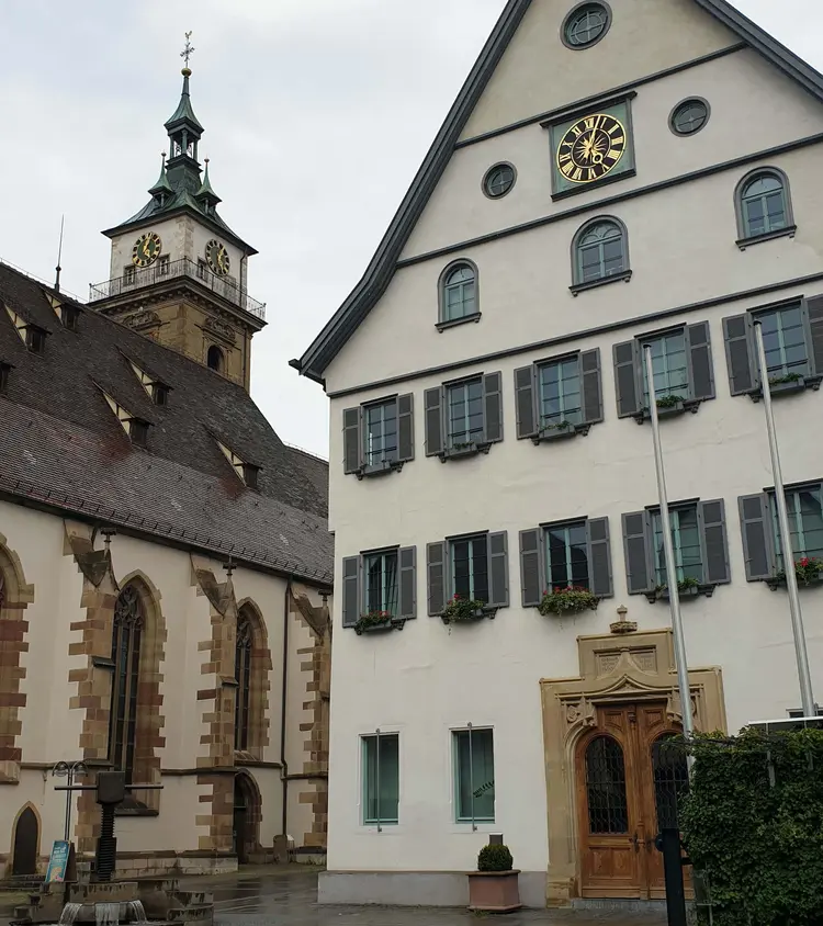 Die Stadtkirche Bad Cannstatt, daneben das Rathaus.