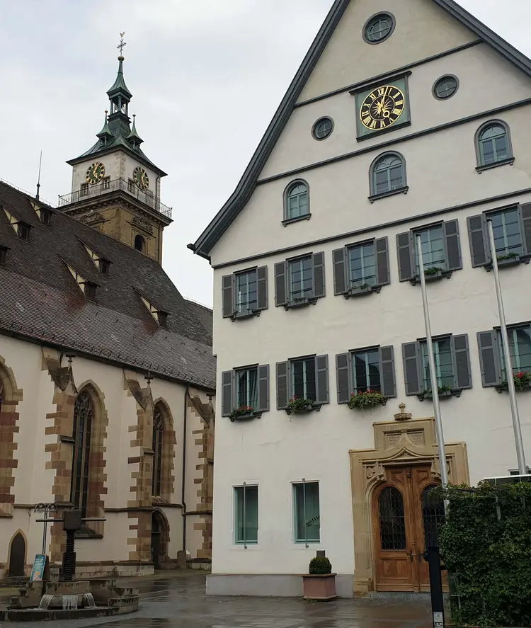 Die Stadtkirche Bad Cannstatt, daneben das Rathaus.