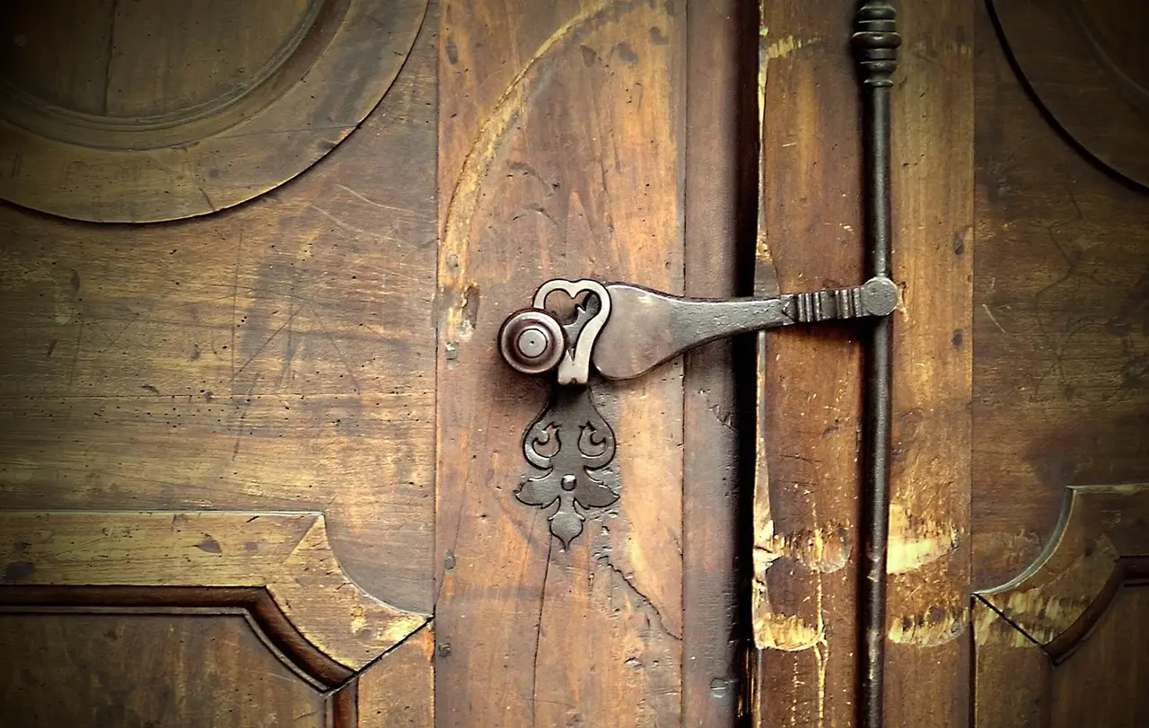 Geschlossene Kirchentüren zu Karfreitag und Ostern in der ganzen Landeskirche? Das will die Landeskirche verhindern.