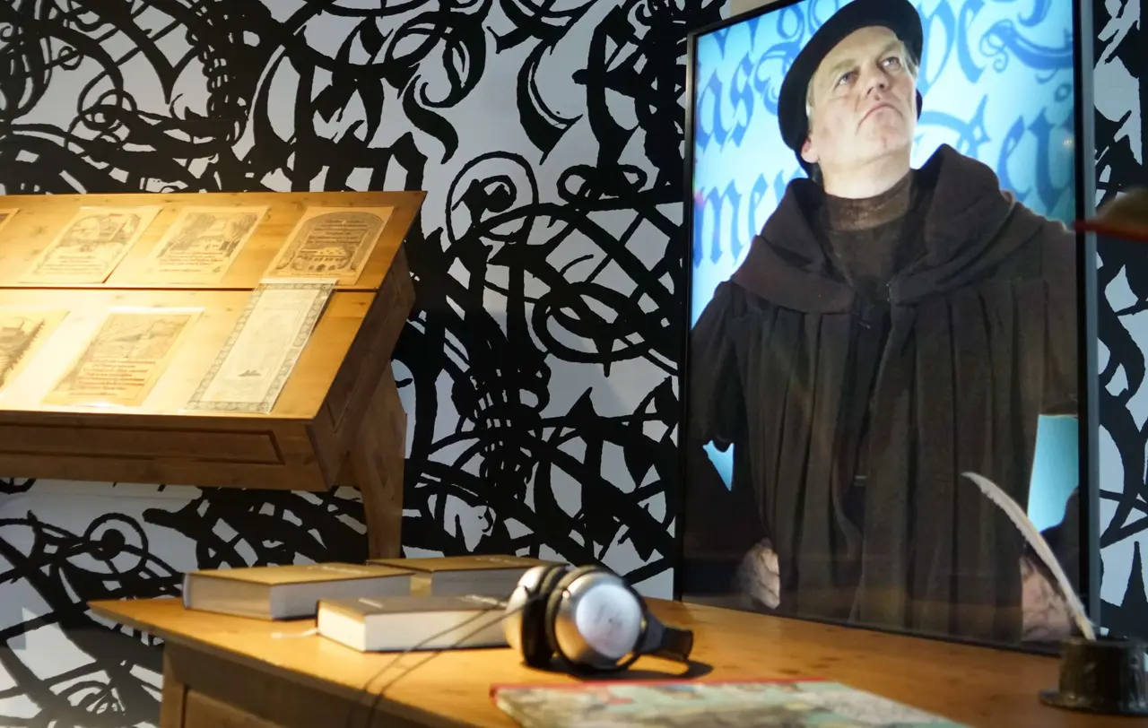 Im Stuttgarter Bibelmuseum „bibliorama“ lässt sich viel über die Geschichte der Bibel und ihrer Übersetzungen erfahren - einschließlich der Lutherbibel (Archivfoto).