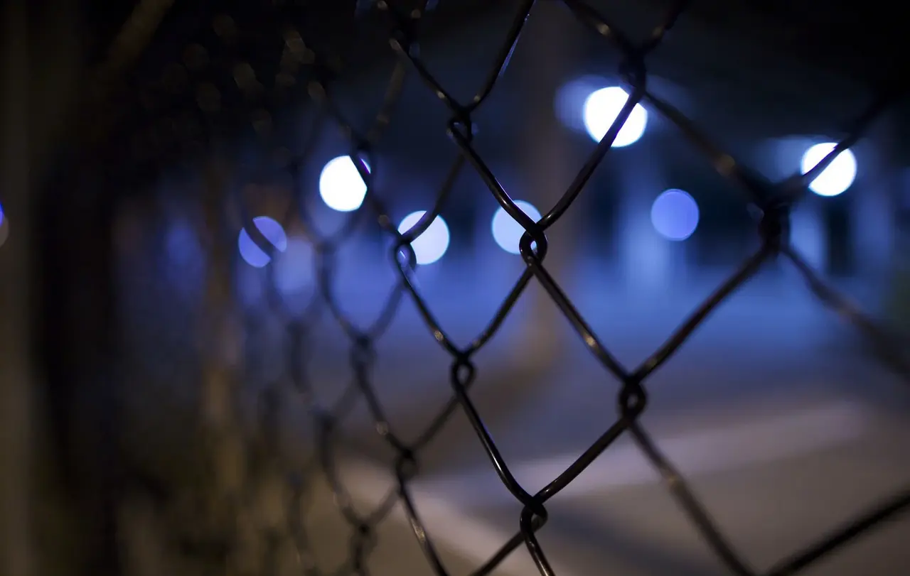 Weihnachten im Gefängnis unter Corona-Bedingungen - eine doppelte Herausforderung für Inhaftierte wie Bedienstete.