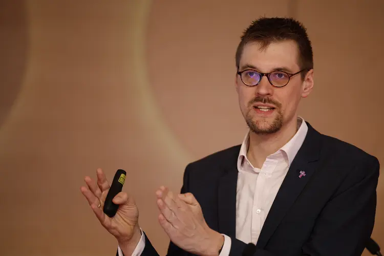 Finanzdezernent Oberkirchenrat Dr. Fabian Peters Finanzdezernent Oberkirchenrat Dr. Fabian Peters