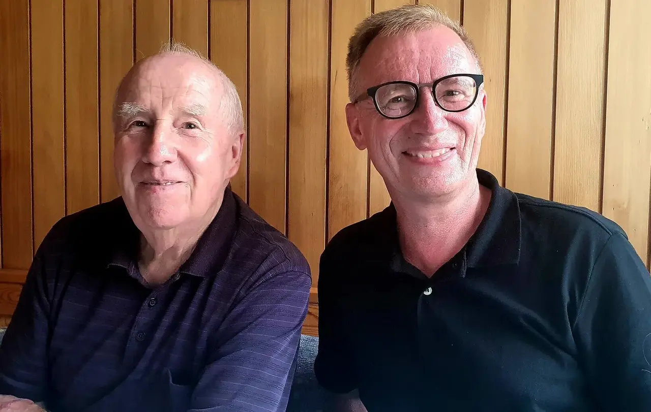 Ralf Albrecht mit seinem Vater. Landesbischof July hatte die Ernennungsurkunde just am 87. Geburtstag des Vaters unterzeichnet.