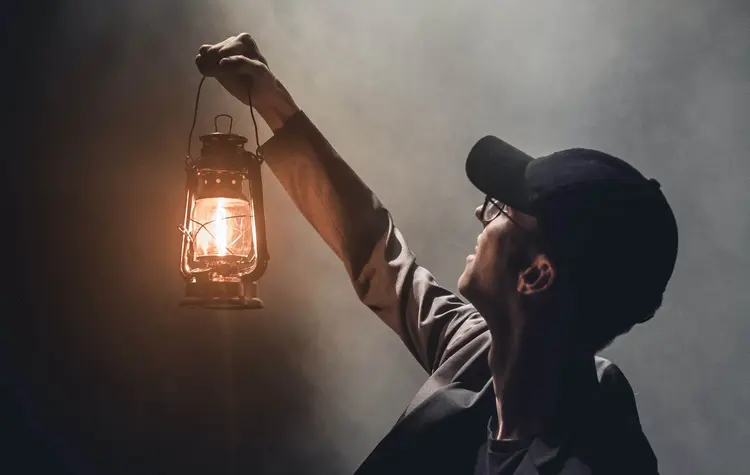 Person mit Lampe Werden Sie Digitalisierungs-Coach und unterstützen Sie Gemeinden bei der digitalen Entwicklung.