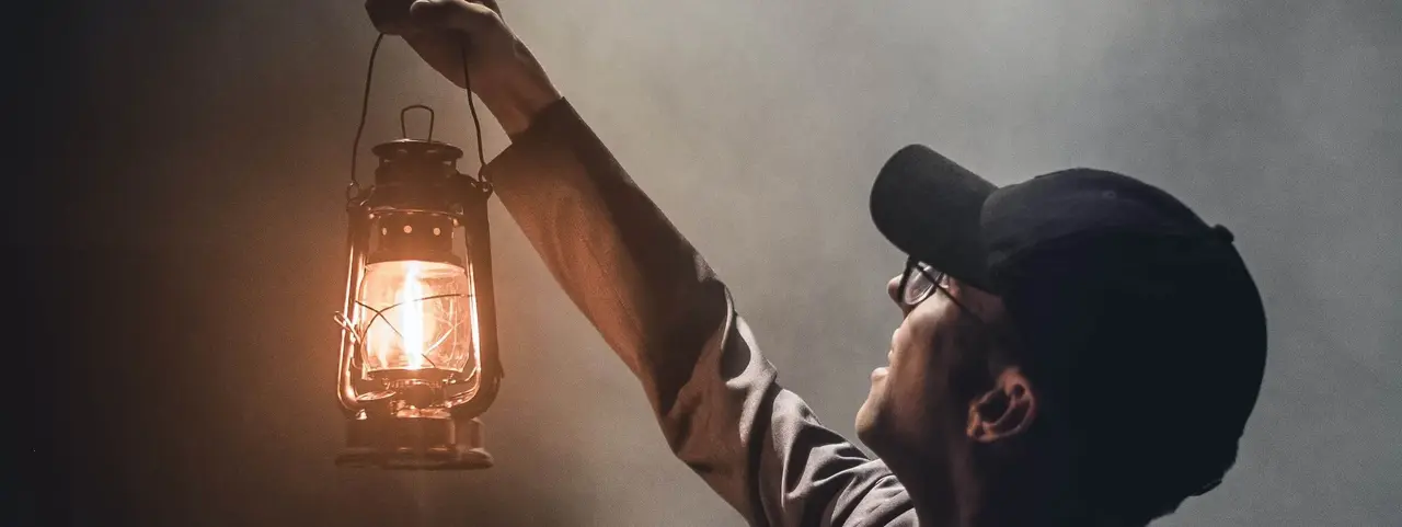 Person mit Lampe Person mit Lampe