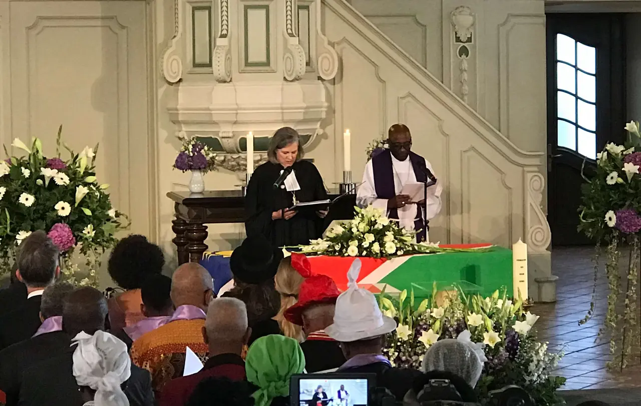 Sie hielten die Predigt: Petra Bosse-Huber und Ernst//Gamxamub im Gedenkgottesdienst zur Übergabe von Gebeinen an Namibia