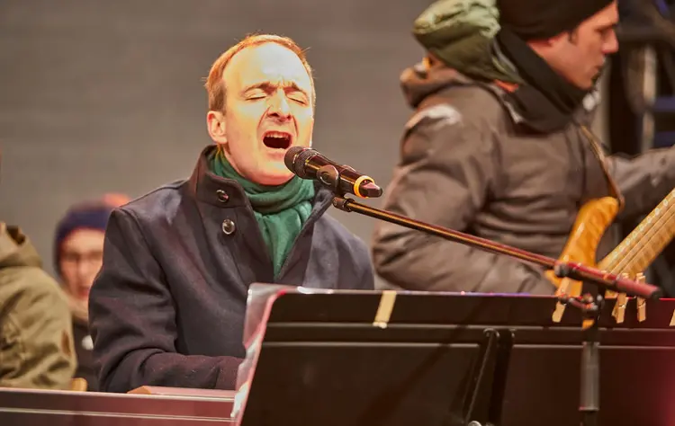 Patrick Bopp von den FÜENF beim 1. Stuttgarter Weihnachtssingen 2019 im GAZI-Stadion. Bopp ist auch diesmal wieder dabei. (Archiv-Bild)