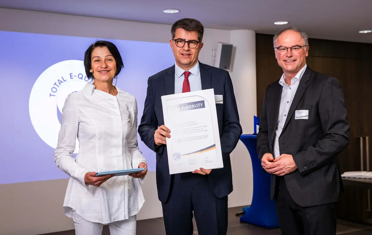 Rainer Schiffbauer (Mitte), Leiter des Personalreferats im Oberkirchenrat, mit Dr.in Ulla Weber und Udo Noack, beide Vorstandsvorsitzender TOTAL E-QUALITY Deutschland e.V.