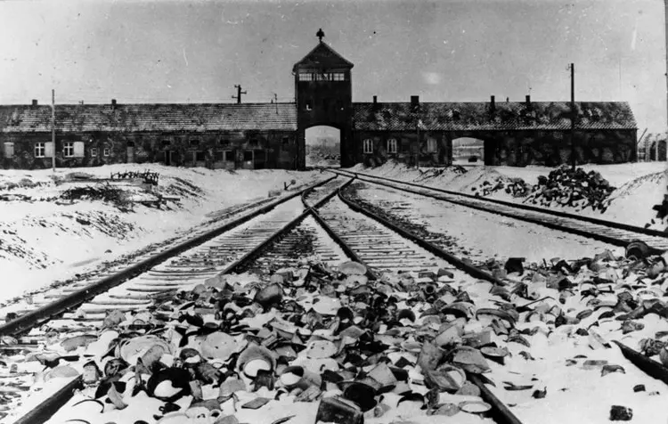 Das Torhaus des KZ Auschwitz-Birkenau, aufgenommen kurz nach der Befreiung durch Einheiten der Roten Armee am 27. Januar 1945.