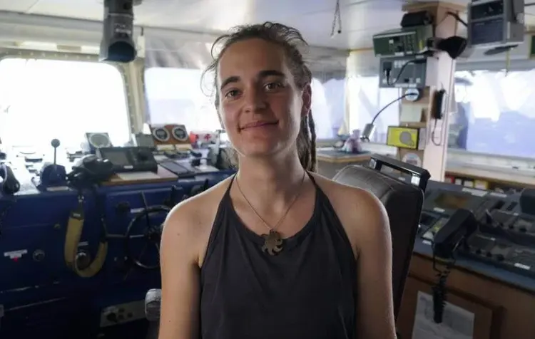 „Sea Watch 3"-Kapitänin Carola Rackete auf der Brücke. Am Dienstagabend hob eine Untersuchungsrichterin den Hausarrest gegen die 31-Jährige auf; die Ermittlungen der Justiz gehen jedoch weiter.