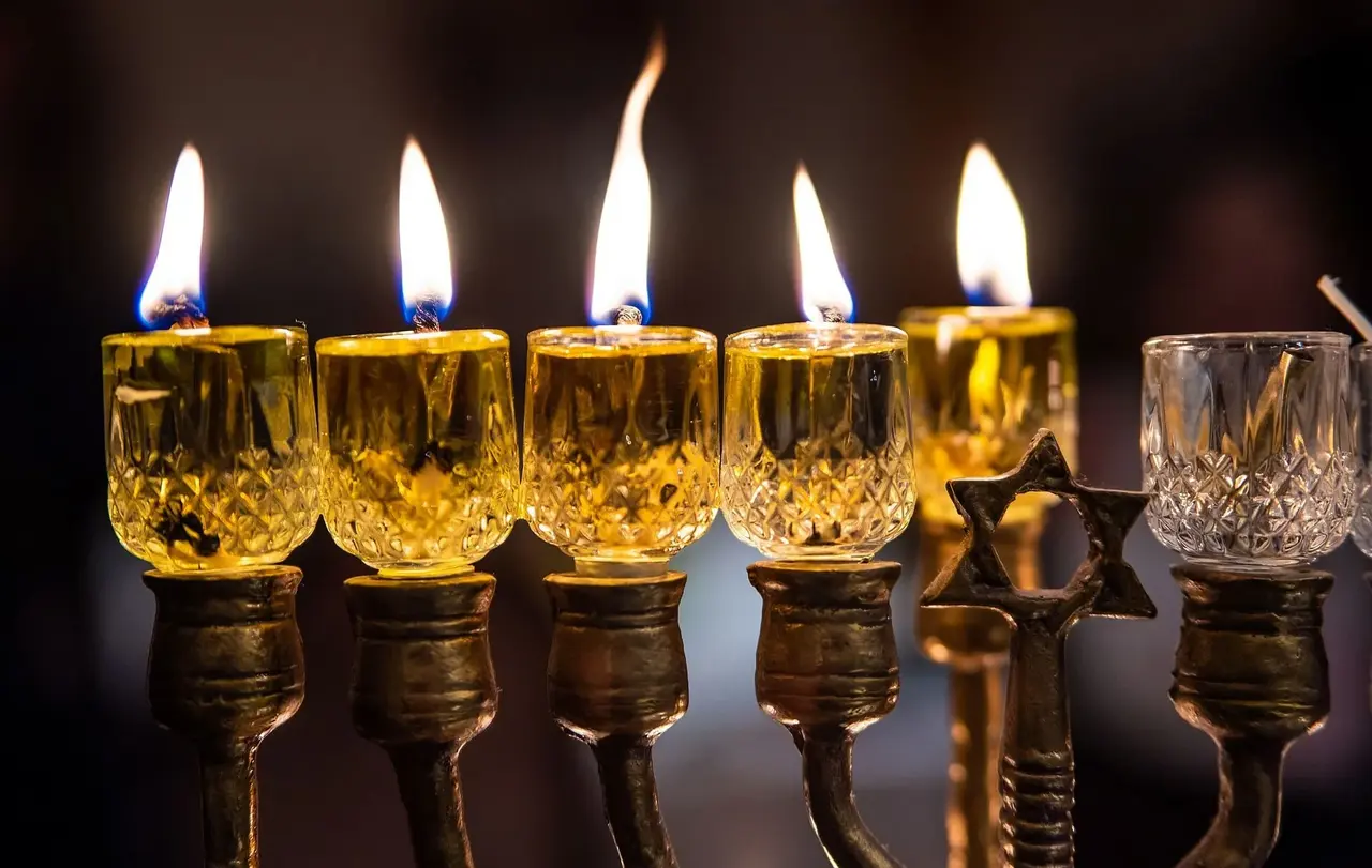 Der achtarmige Leuchter ist ein wichtiges Symbol der Chanukka-Tage.