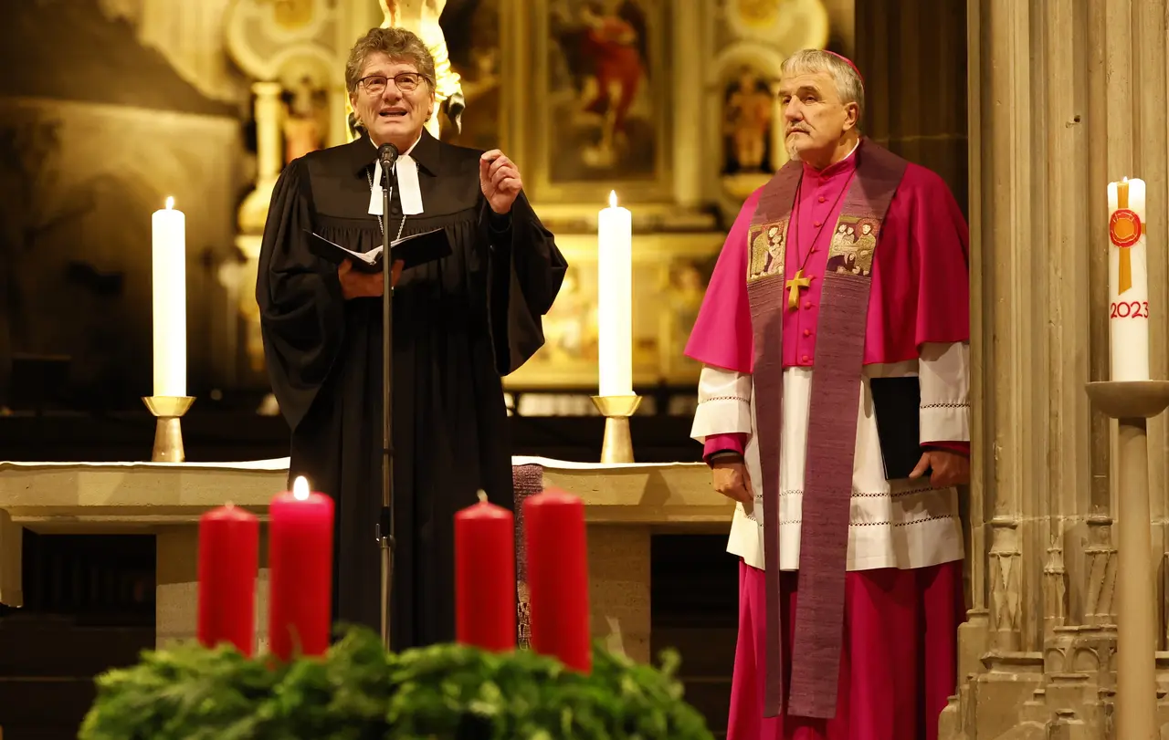 Landesbischof Ernst-Wilhelm Gohl und Weihbischof Thomas Maria Renz Ökumenische Adventseröffnung 2023 St Dionys Esslingen Landesbischof Ernst-Wilhelm Gohl und Weihbischof Thomas Maria Renz (Diözese Rottenburg-Stuttgart)