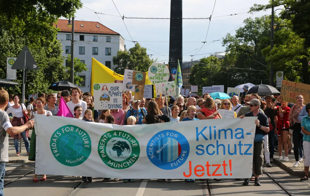 Seit 2019 gehen - auf diesem Bild in München - Menschen zu den Demonstrationen von Fridays for Future. Auch die vier großen Kirchen in Baden-Württemberg rufen dazu auf, beim bundesweiten Klimastreik am 24. September mitzumachen.