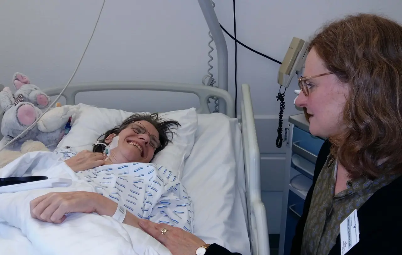 Klinikseelsorgerin Franziska Link im Gespräch mit Gisela Burkert.