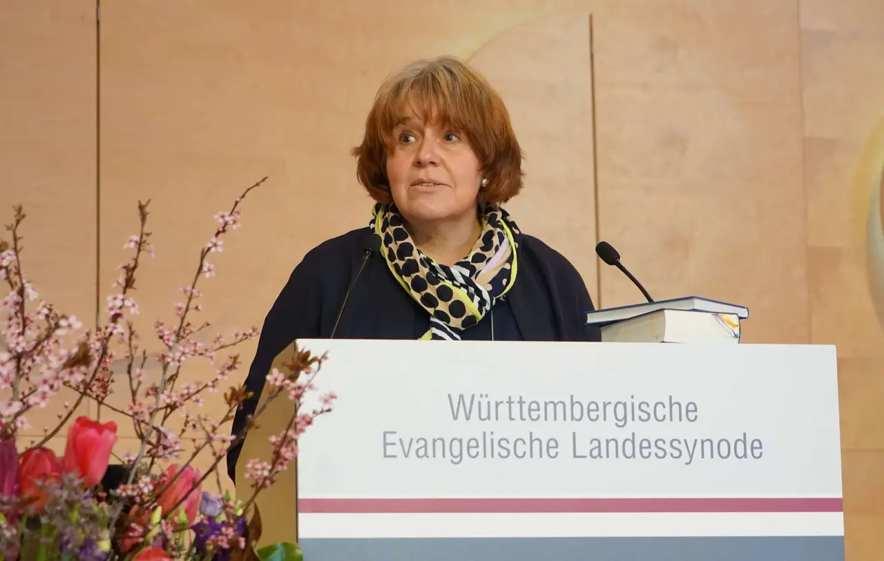 Andrea Bleher, Stellvertretende Präsidentin der Synode, berichtete als Ausschussvorsitzende aus dem Geschäftsführenden Ausschuss.