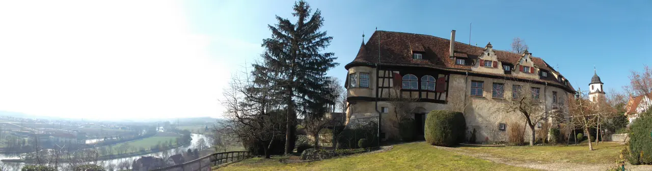 Vom Schloss aus genießt man einen herrlichen Ausblick über den Neckar.