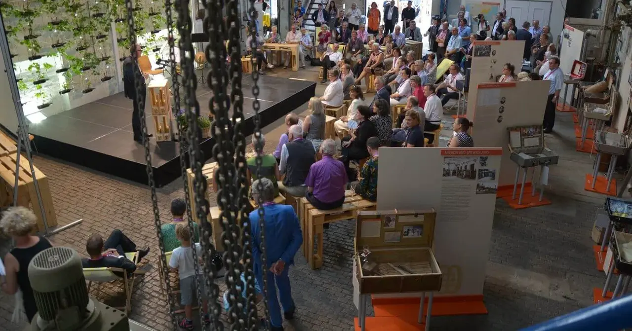 Bewährtes und Innovatives kamen in der Württemberger Halle zusammen. Hier Landesbischof July bei einer Veranstaltung in der alten Schmiede, im Hintergrund die hängenden Weinberge.