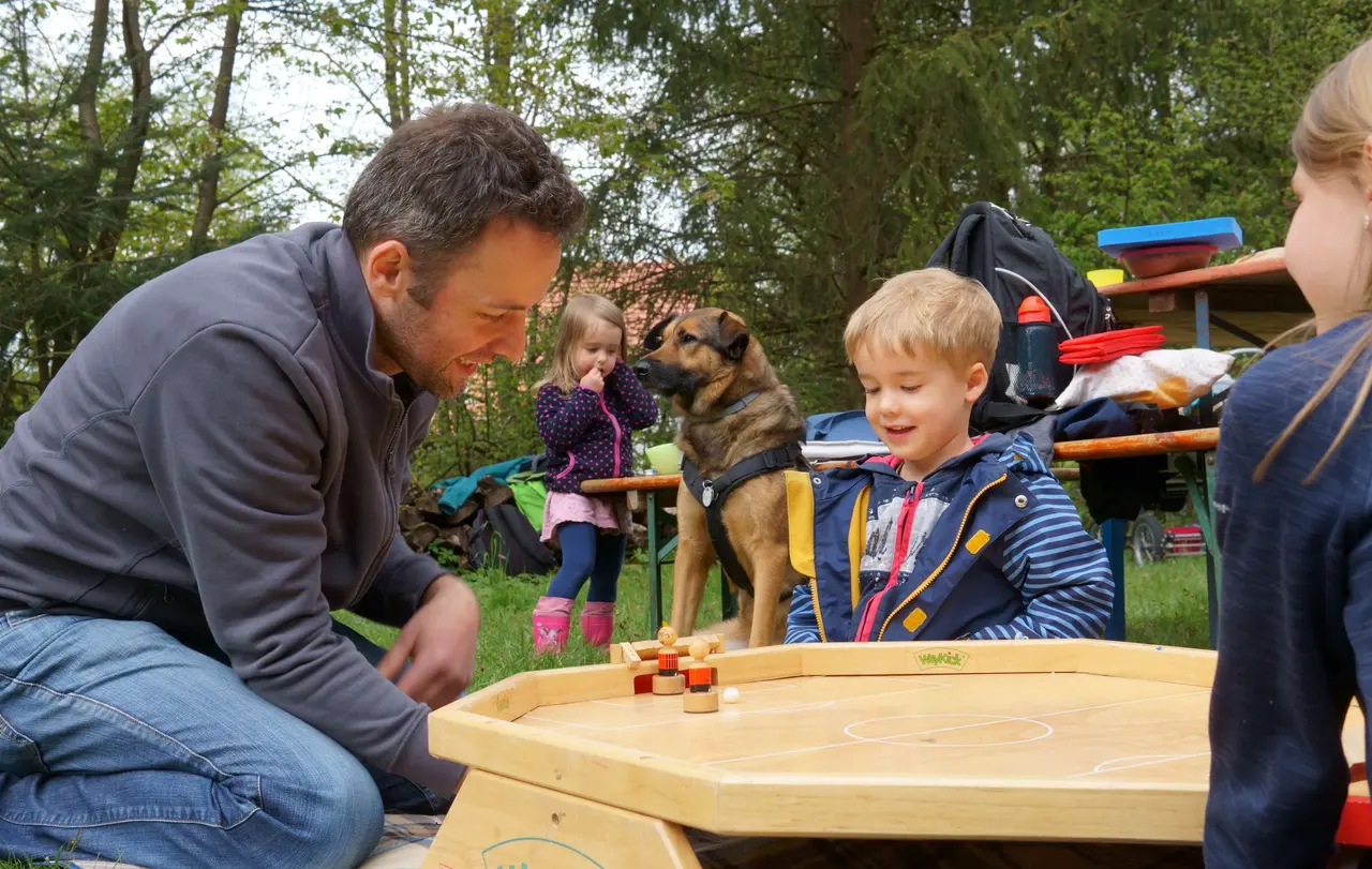 Einmal im Jahr bietet das EJW eine Führung für Familien am Erlebnisweg „Weiterweg“ oder ein Turnier für Familien an.