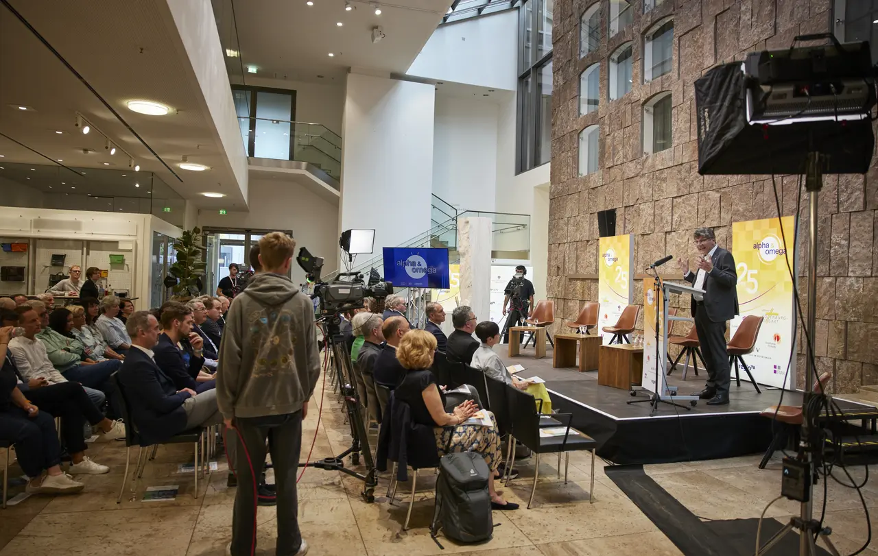 25 Jahre Alpha & Omega: Aufzeichnung der Juiläumssendung Im katholischen Haus der Kirche in Stuttgart wurde die Jubiläumssendung aufgezeichnet.