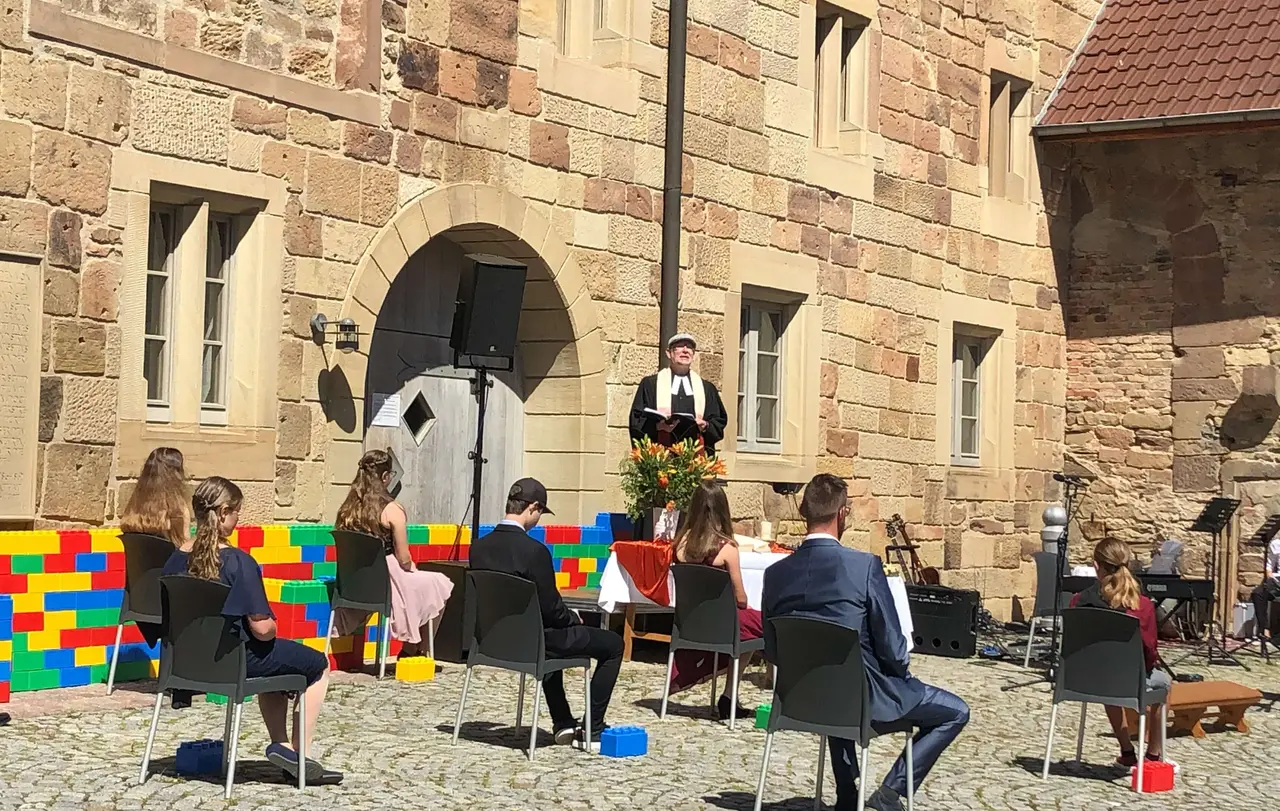 Konfirmation in Knittlingen: Draußen und mit viel Abstand.