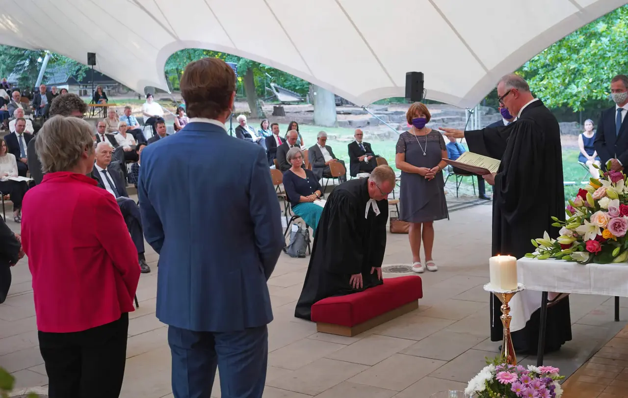 Landesbischof Frank Otfried July segnet den neuen Heilbronner Prälaten beim Einführungs-Gottesdienst auf dem Heilbronner Gaffenberg.