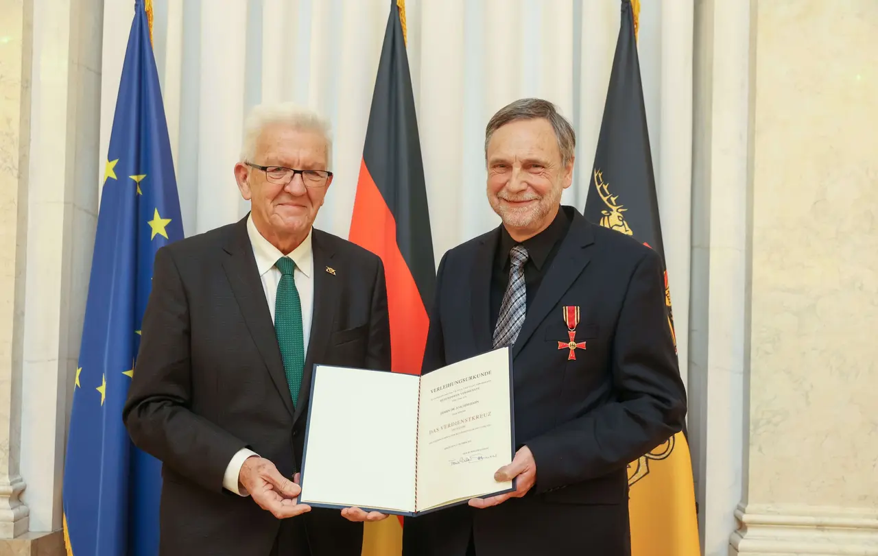 Ministerpräsident Winfried Kretschmann überreichte das Bundesverdienstkreuz an Dr. Joachim Hahn in Stellvertretung für Bundespräsident Frank-Walter Steinmeier.