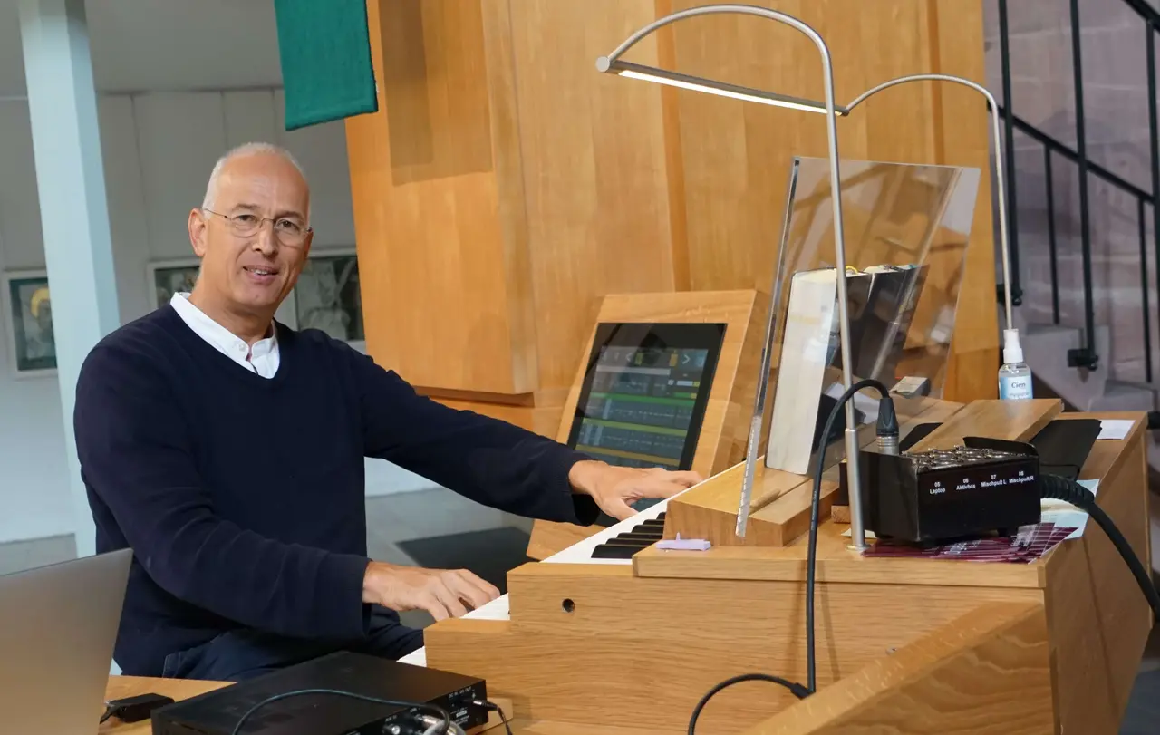 Kirchenmusikdirektor Peter Ammer hat an der Nagolder Stadtkirche ein großes Orgel-Digitalisierungsprojekt ins Leben gerufen und zur 1. Nagolder Orgelakademie eingeladen.