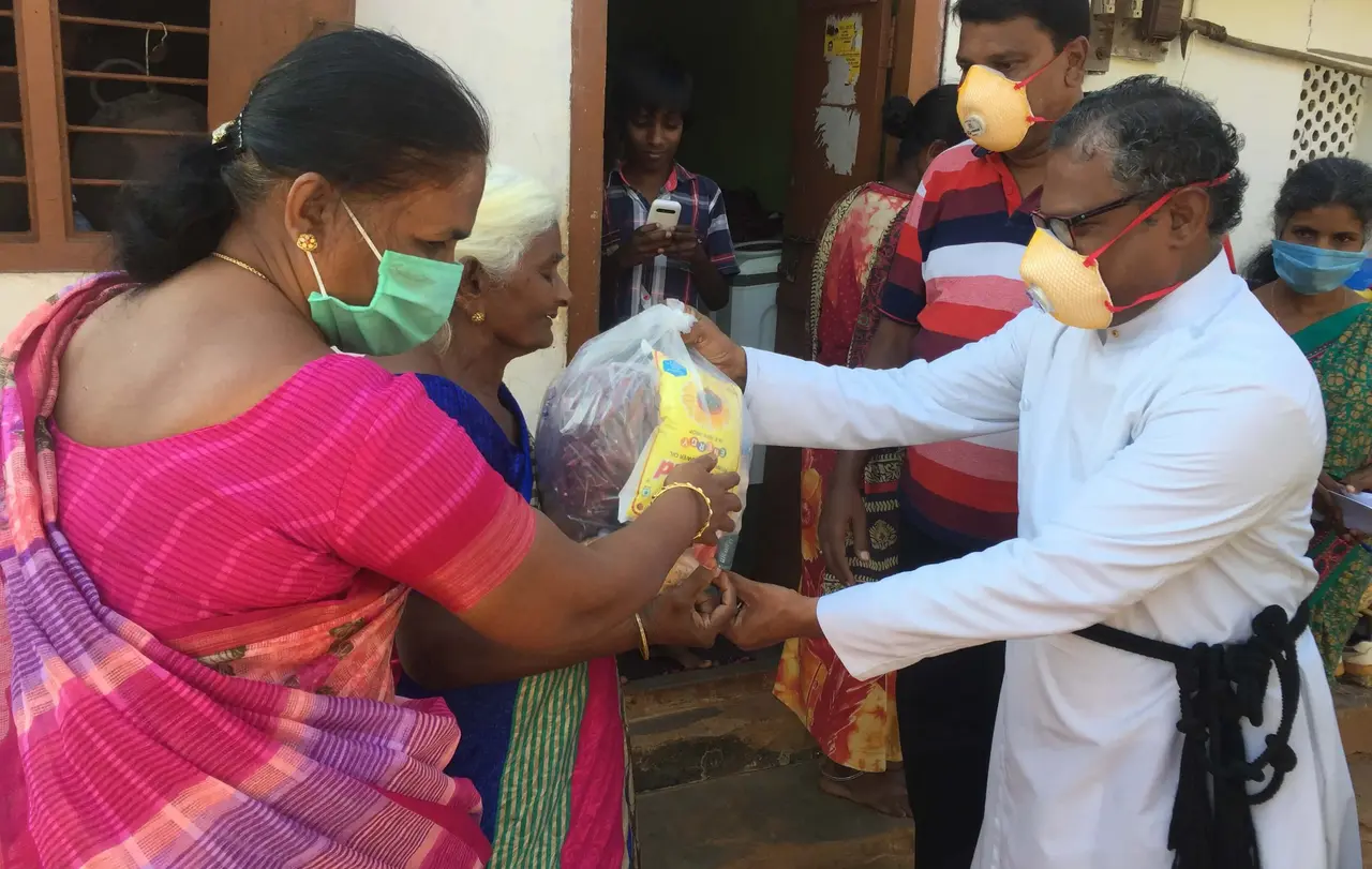 Die EMS-Partnerkirche Church of South India verteilt Lebensmittel und medizinische Ausstattung an die Corona-gebeutelte indische Bevölkerung,