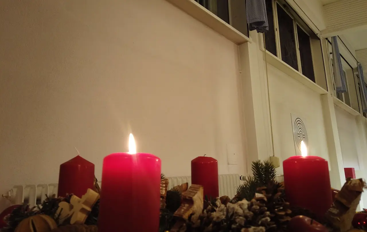 Weihnachtszeit in der JVA Heilbronn: Der Adventskranz im Andachtsraum.