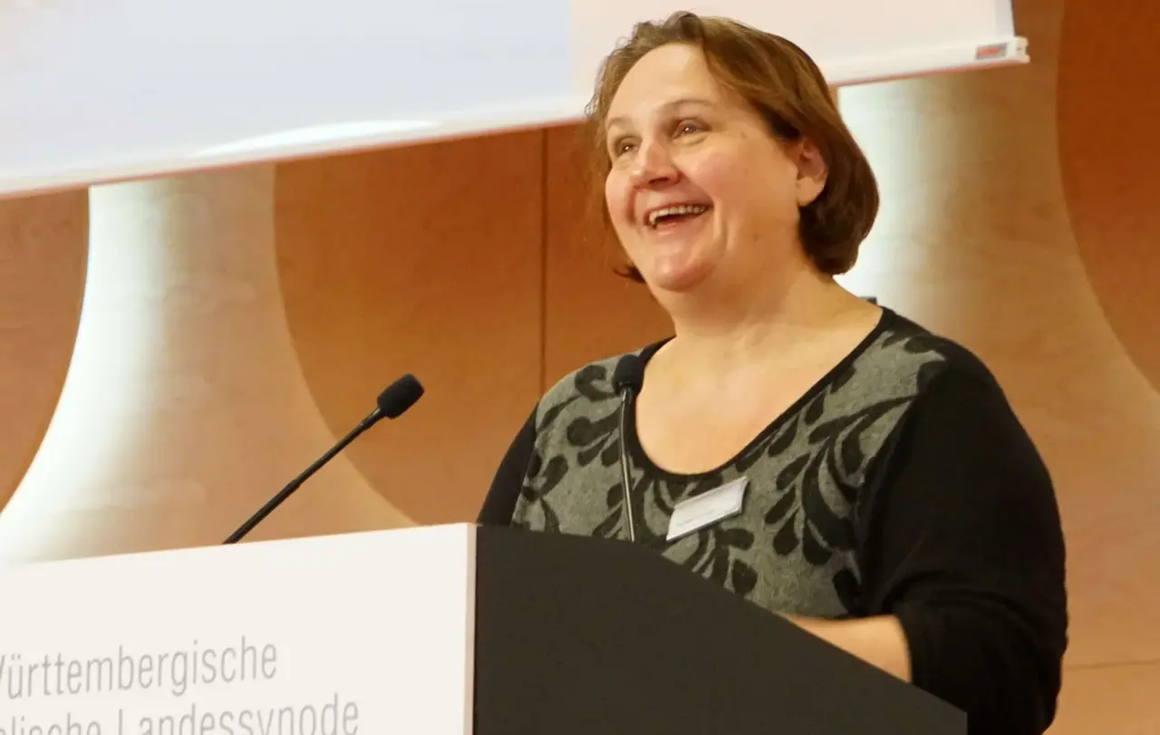 Staatsministerin Theresa Schopper während ihres Grußwortes an die Synodalen.