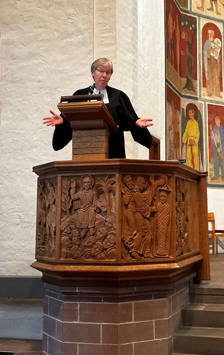 Die Ulmer Regionalbischöfin Gabriel Wulz bei ihrer Predigt.