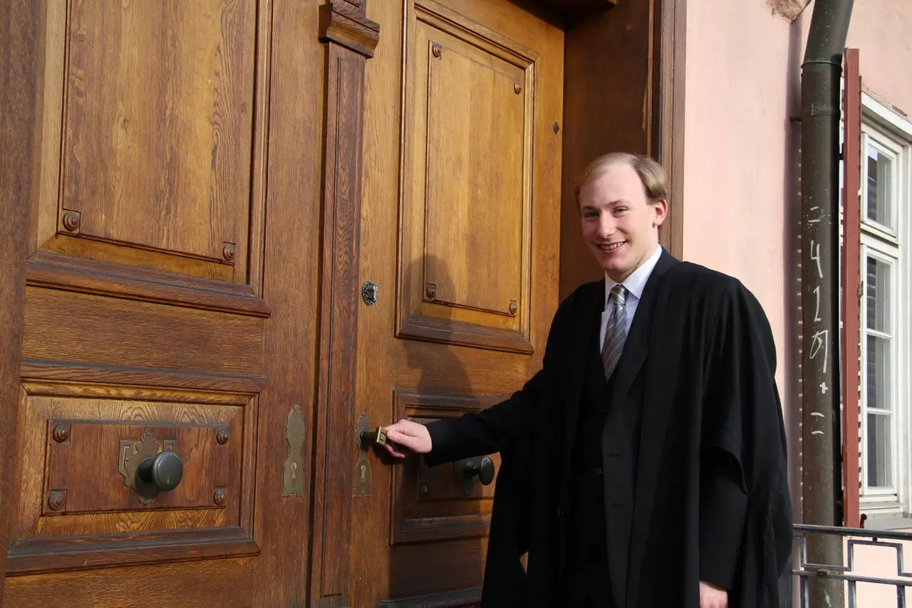 Kirchenhistoriker Tobias Jammerthal im Magistertalar am Eingang der Alten Burse.